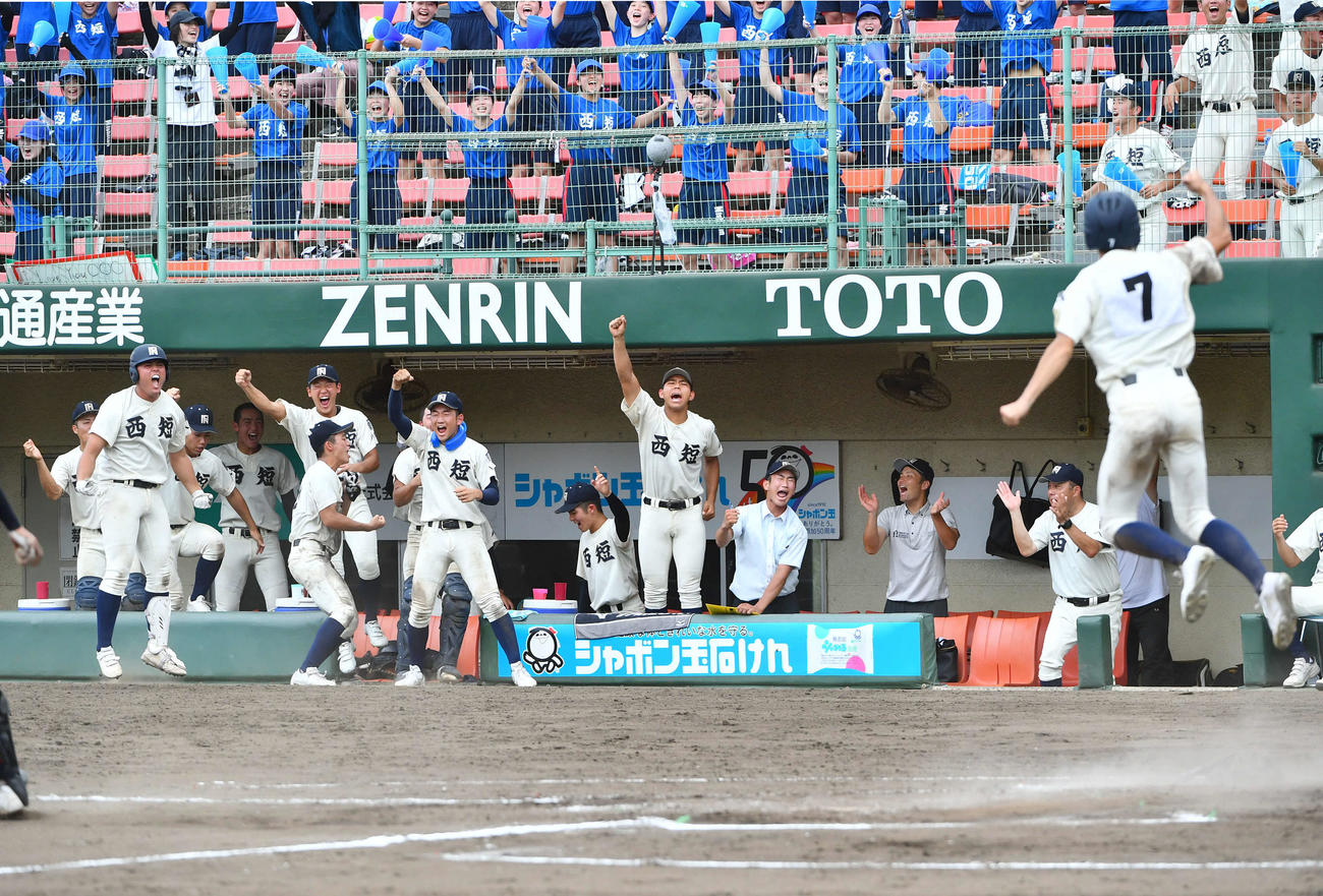 西日本短大付対近大福岡　7回表西日本短大付1死二塁、井上の適時内野安打で同点に追いつき、ガッツポーズする西日本短大付ナイン（撮影・岩下翔太）