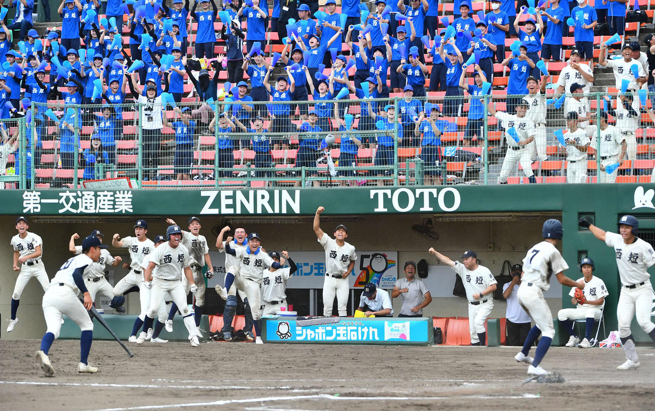 西日本短大付対近大福岡　7回表西日本短大付1死二塁、井上の適時内野安打で同点に追いつき、ガッツポーズする西日本短大付ナイン（撮影・岩下翔太）