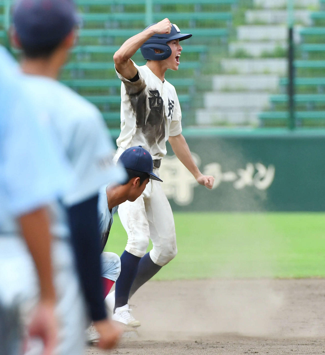 西日本短大付対近大福岡　7回表西日本短大付1死一塁、二盗に成功し、ガッツポーズする奥（撮影・岩下翔太）