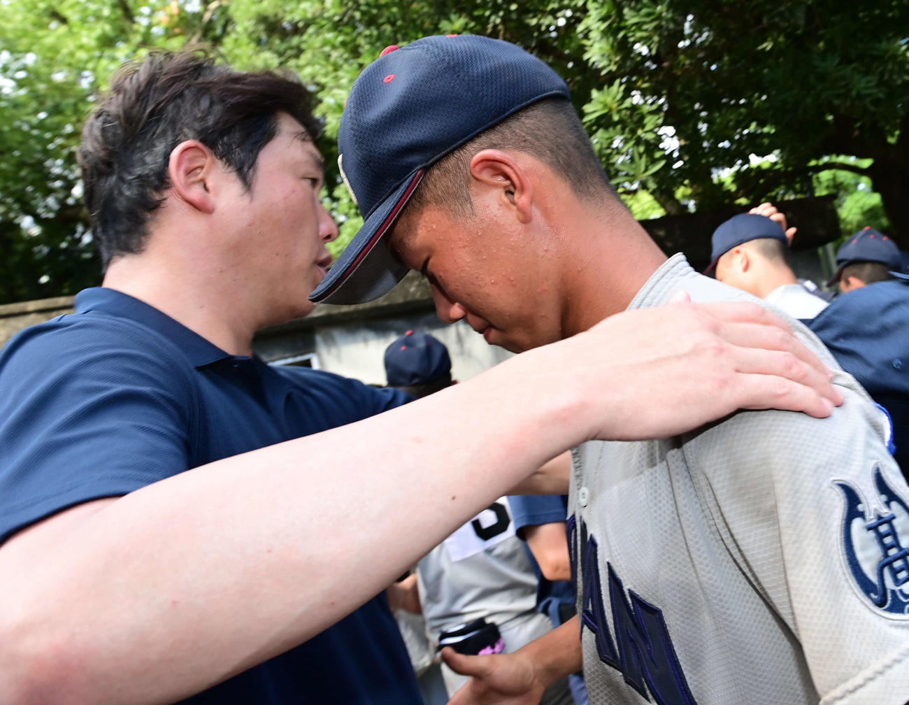 神戸学院大付対甲南　健闘した次男・颯真（右）を抱きしめる広島新井監督（撮影・和賀正仁）
