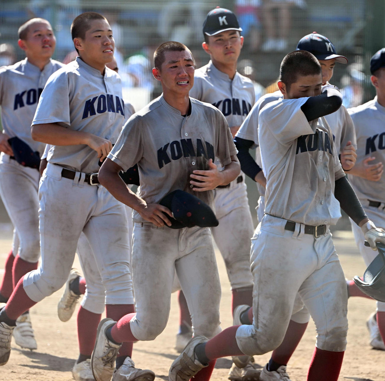 神戸学院大付対甲南　神戸学院大付に破れ整列する甲南・新井（中央）（撮影・和賀正仁）