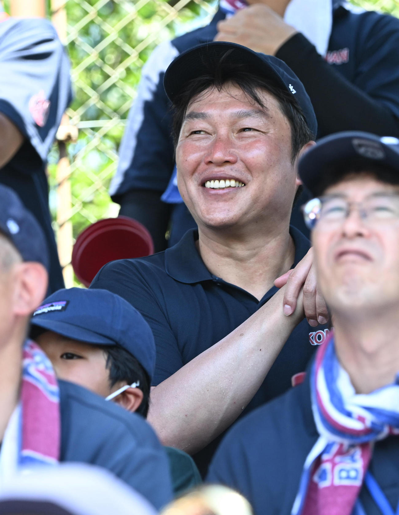 神戸学院大付対甲南　スタンドから甲南を応援する広島新井監督（撮影・和賀正仁）