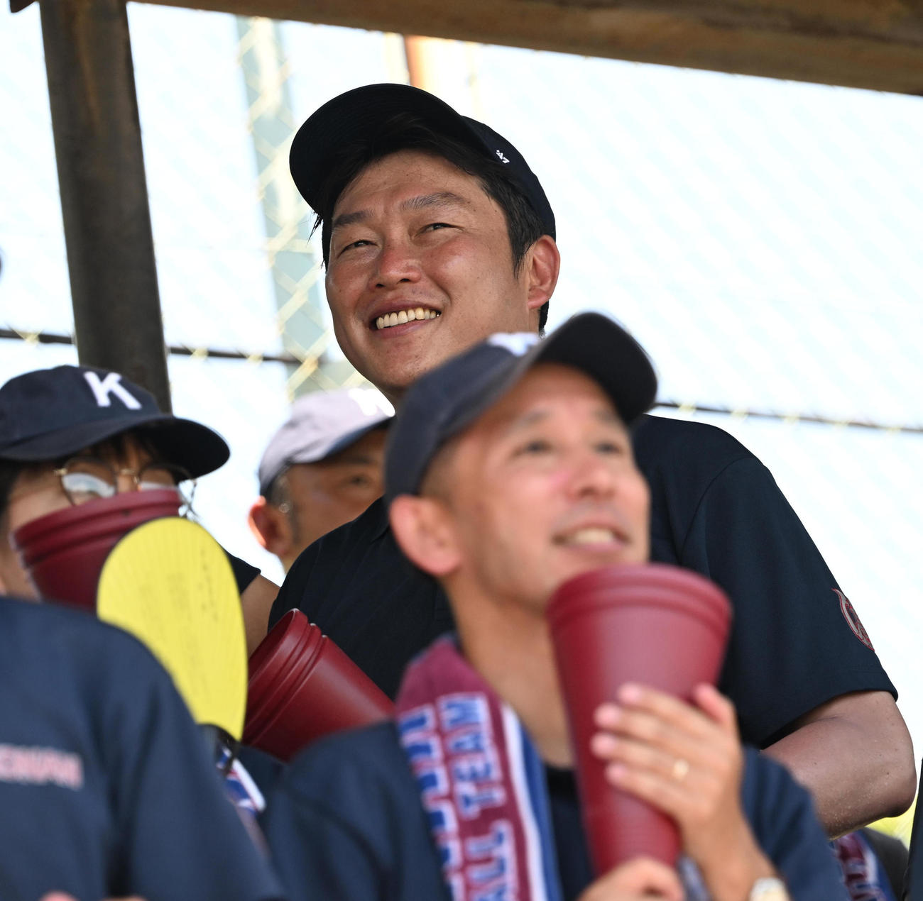 神戸学院大付対甲南　スタンドから甲南を応援する広島新井監督（撮影・和賀正仁）