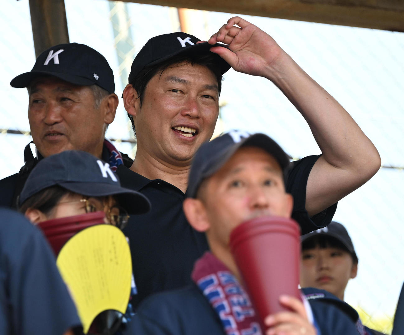 神戸学院大付対甲南　スタンドから甲南を応援する広島新井監督（撮影・和賀正仁）