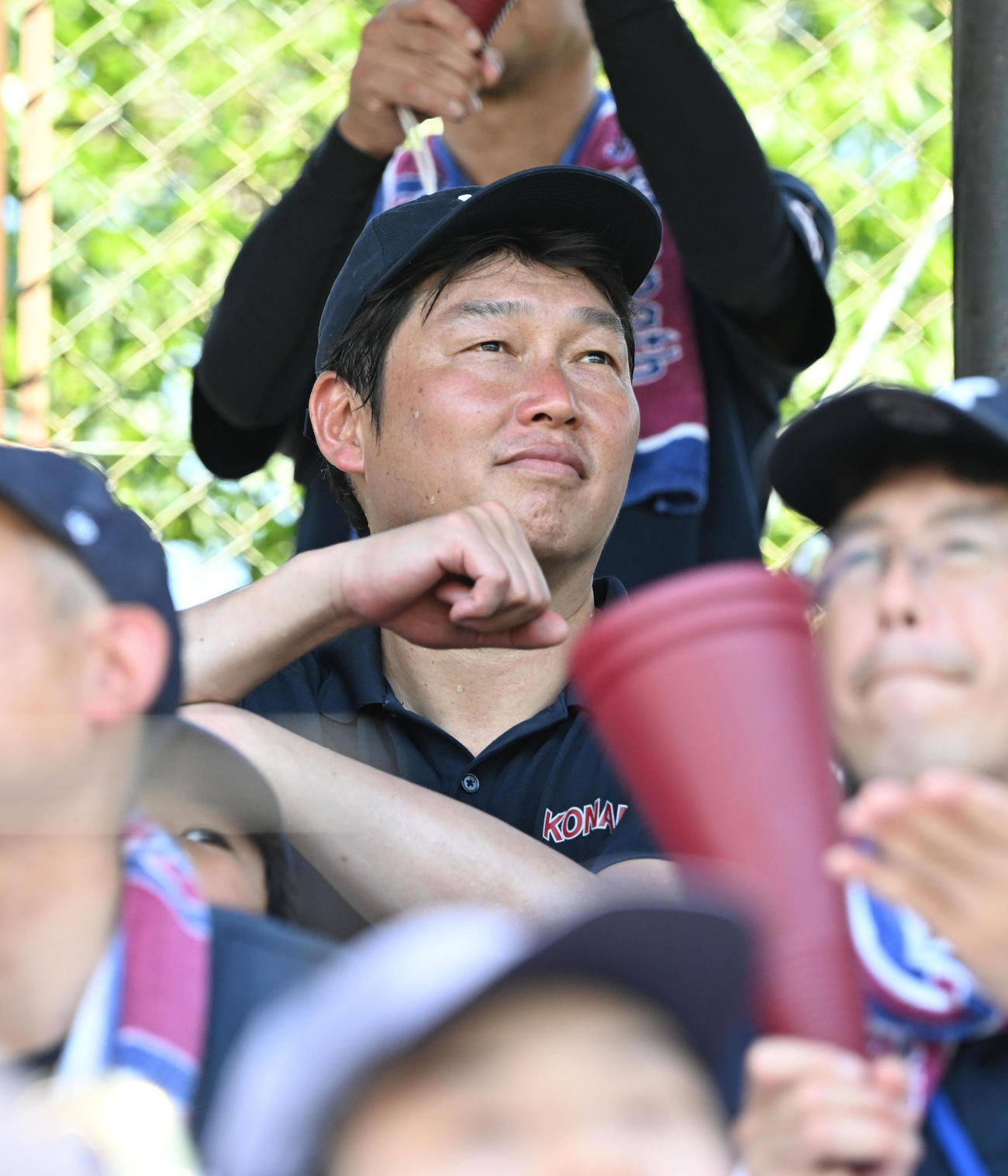 神戸学院大付対甲南　スタンドから甲南を応援する広島新井監督（撮影・和賀正仁）