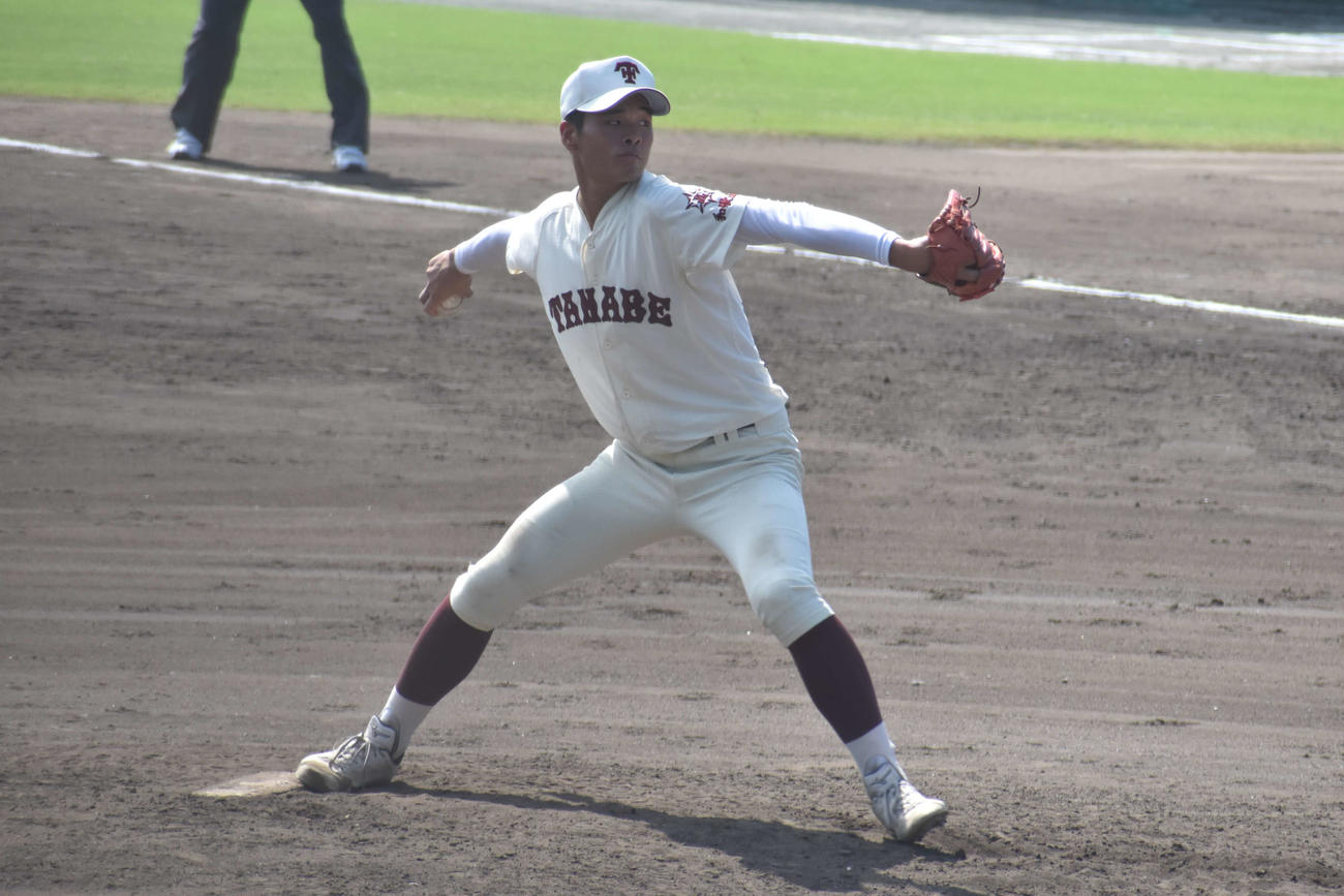 新宮・新翔対田辺　8回無死満塁から登板した田辺・山本（撮影・古財稜明）