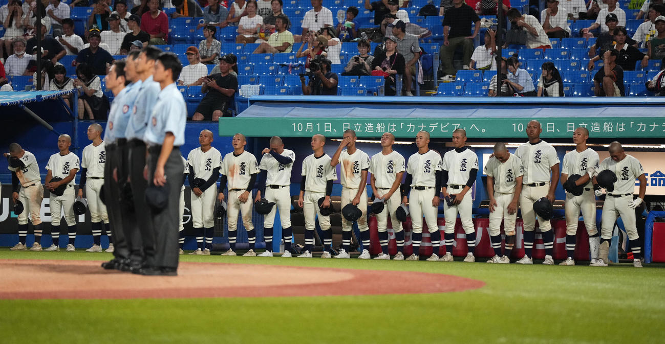 国学院久我山対早実　早実に敗れ、うなだれる国学院久我山ナイン（撮影・菅敏）