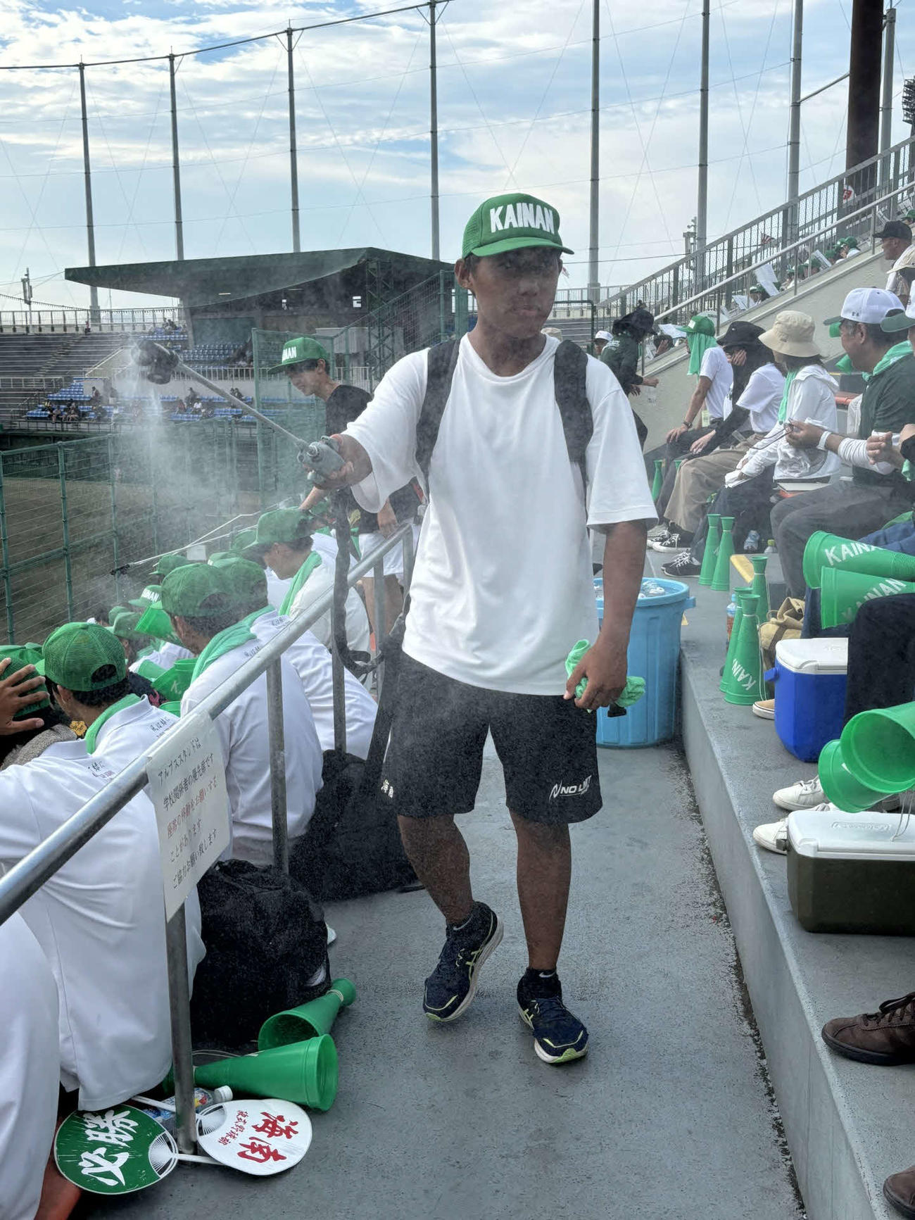 試合中に応援席に水の霧吹きをまく海南高校陸上部の北橋慶太くん（1年）（撮影・古財稜明）