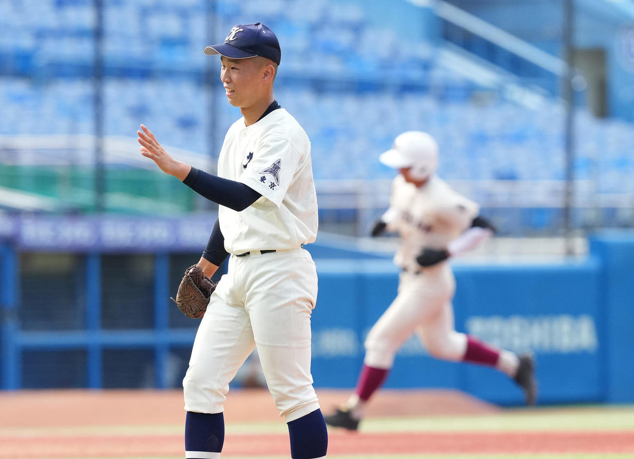 国学院久我山対早実　2回裏1死満塁、宇野（後方）に満塁本塁打を打たれ、肩を落とす内田（撮影・菅敏）