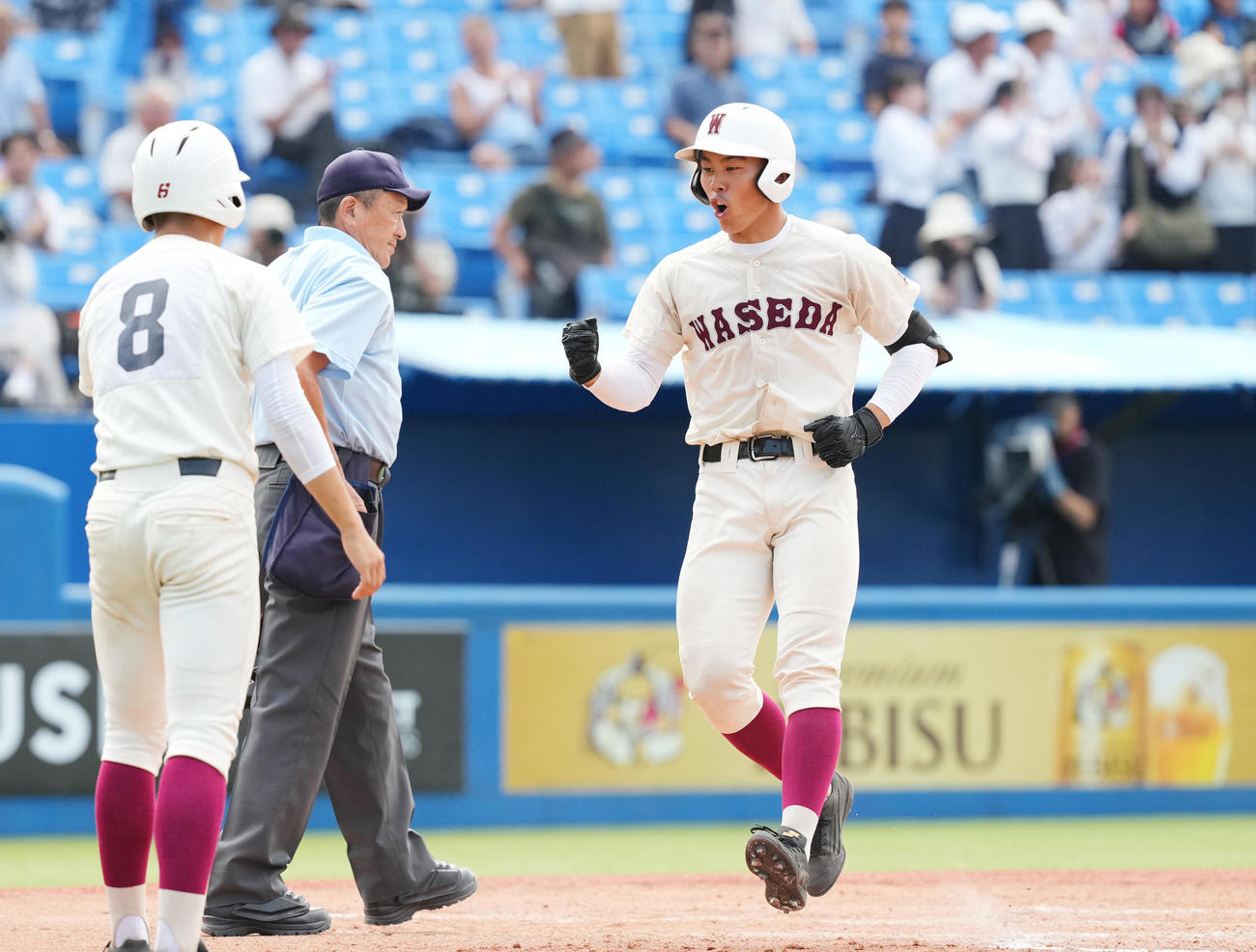 国学院久我山対早実　2回裏1死満塁、左越え満塁本塁打を放ちチームメートに迎えられる宇野（右）（撮影・菅敏）