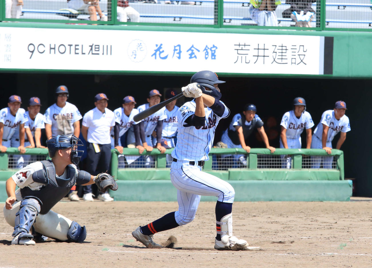 クラーク対旭川実　9回表クラーク無死一、二塁、同点の適時二塁打を放つ児玉（撮影・保坂果那）