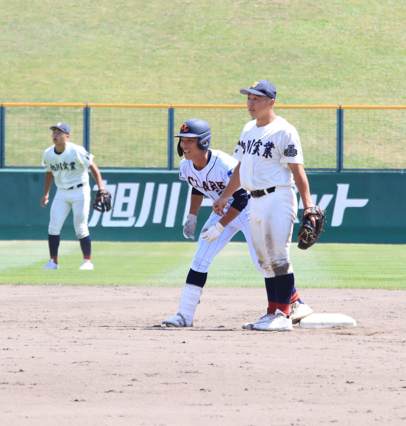 クラーク対旭川実　9回表クラーク無死一、二塁、同点打を放ち二塁上で笑顔の児玉（撮影・保坂果那）
