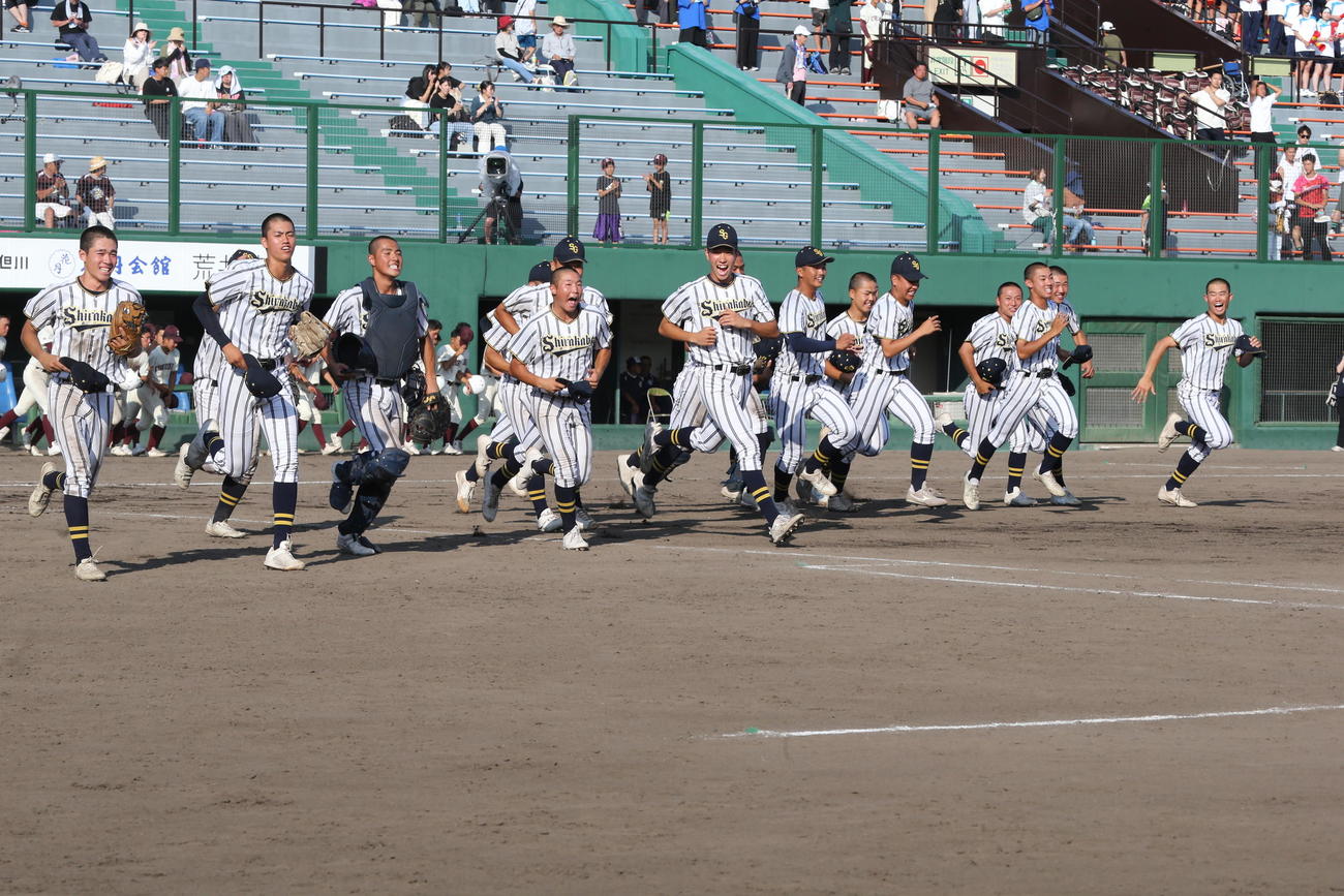 白樺学園対旭川志峯　校歌を歌い終えた白樺学園ナインは応援スタンドに駆けだす（撮影・中島洋尚）
