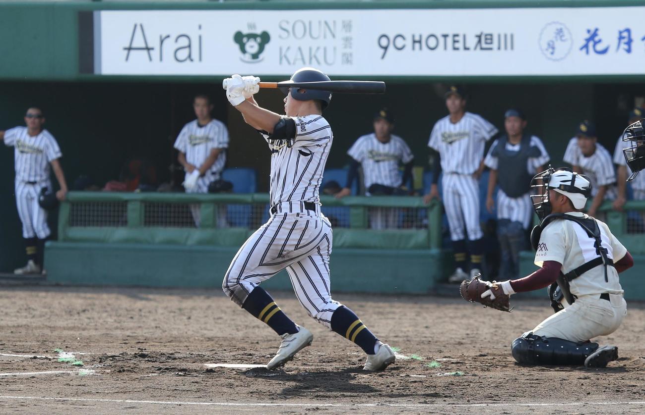 白樺学園対旭川志峯　6回表白樺学園1死満塁、久保は右前適時打を放つ（撮影・中島洋尚）