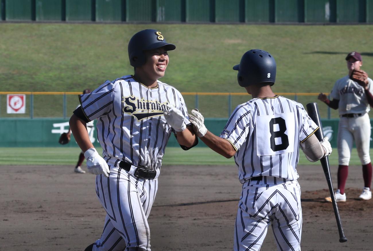 白樺学園対旭川志峯　4回表白樺学園2死三塁、久保（左）は本塁打を放ち笑顔でホームイン（撮影・中島洋尚）