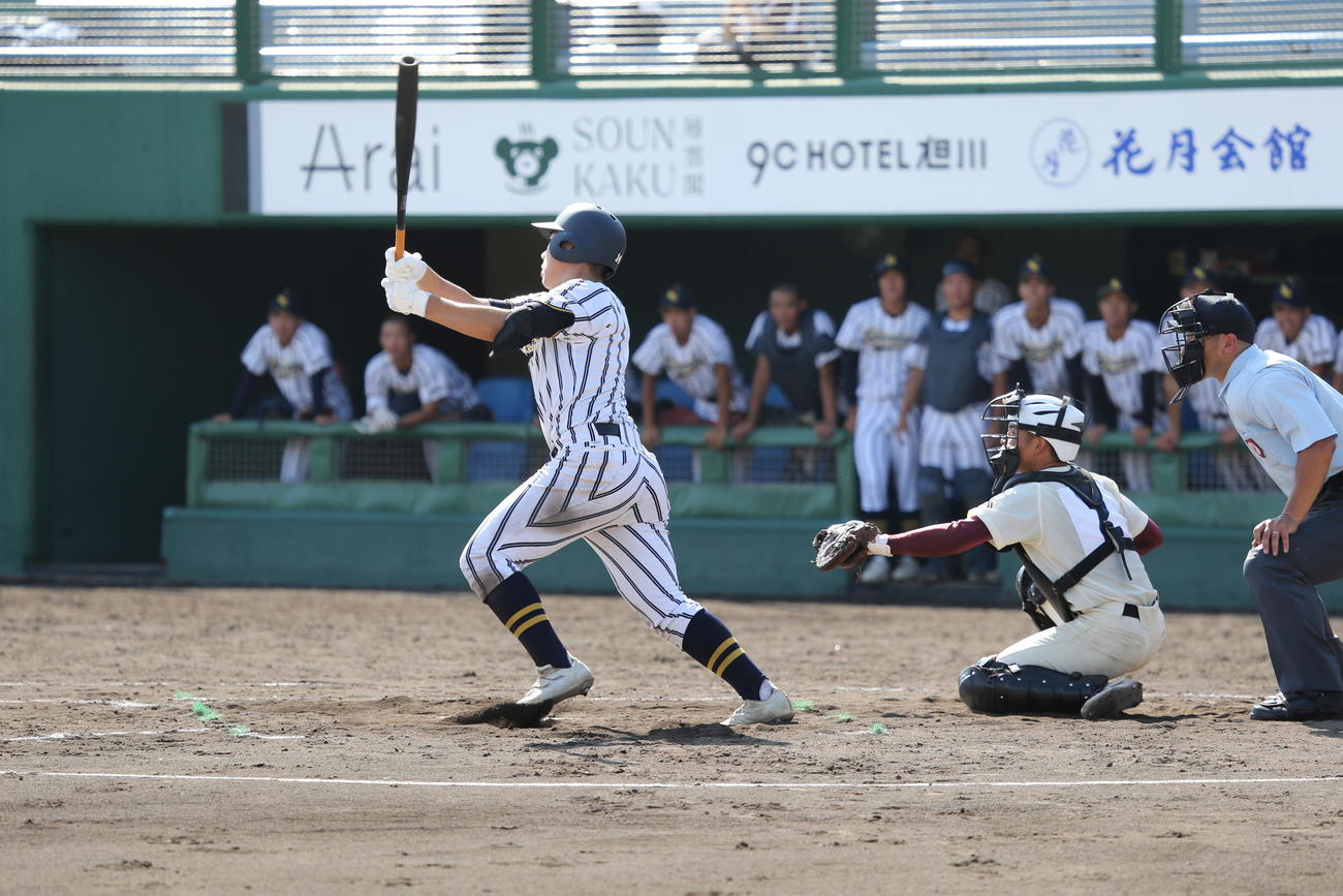 白樺学園対旭川志峯　3回表白樺学園無死満塁、久保は右前2点適時打を放つ（撮影・中島洋尚）