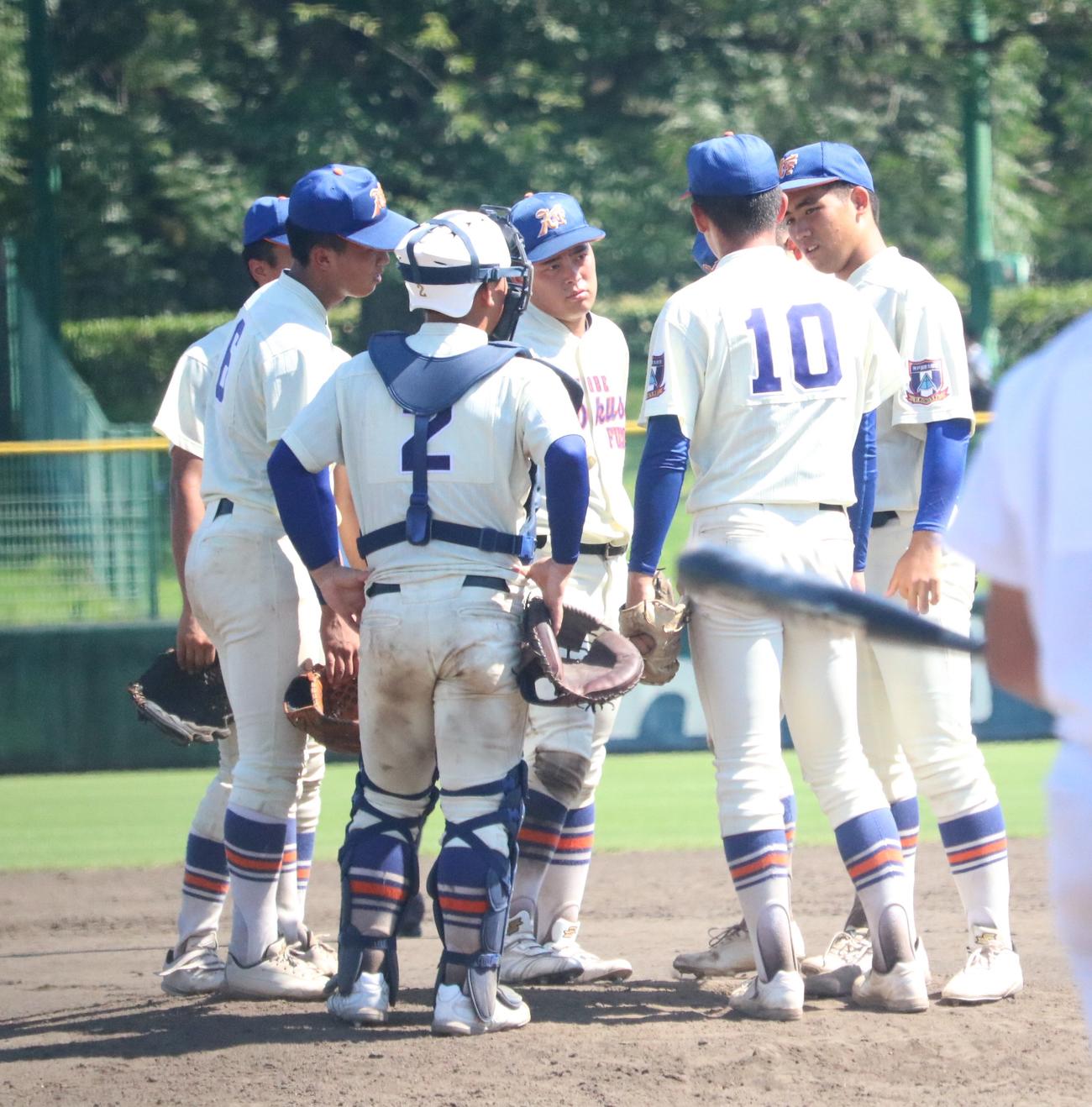 5回、神戸国際大付の津嘉山（右端）が伝令で言葉を伝える（撮影・林亮佑）