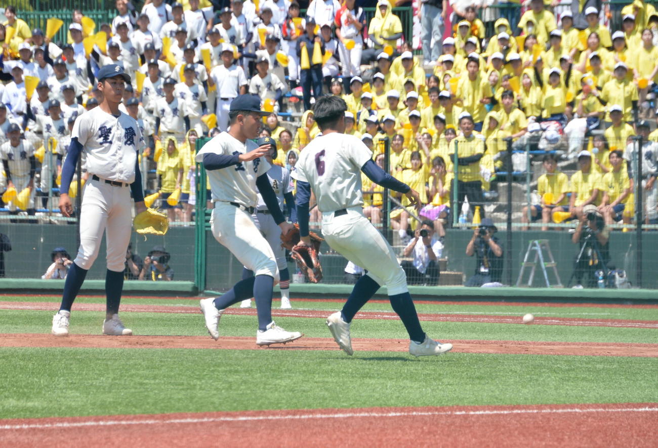 弘前学院聖愛対青森山田　6回2死満塁、青森山田の1番佐藤洸が、4球目を高く打ち上げたが、風に流されて相手守備が捕球できずファウルに（撮影・濱本神威）