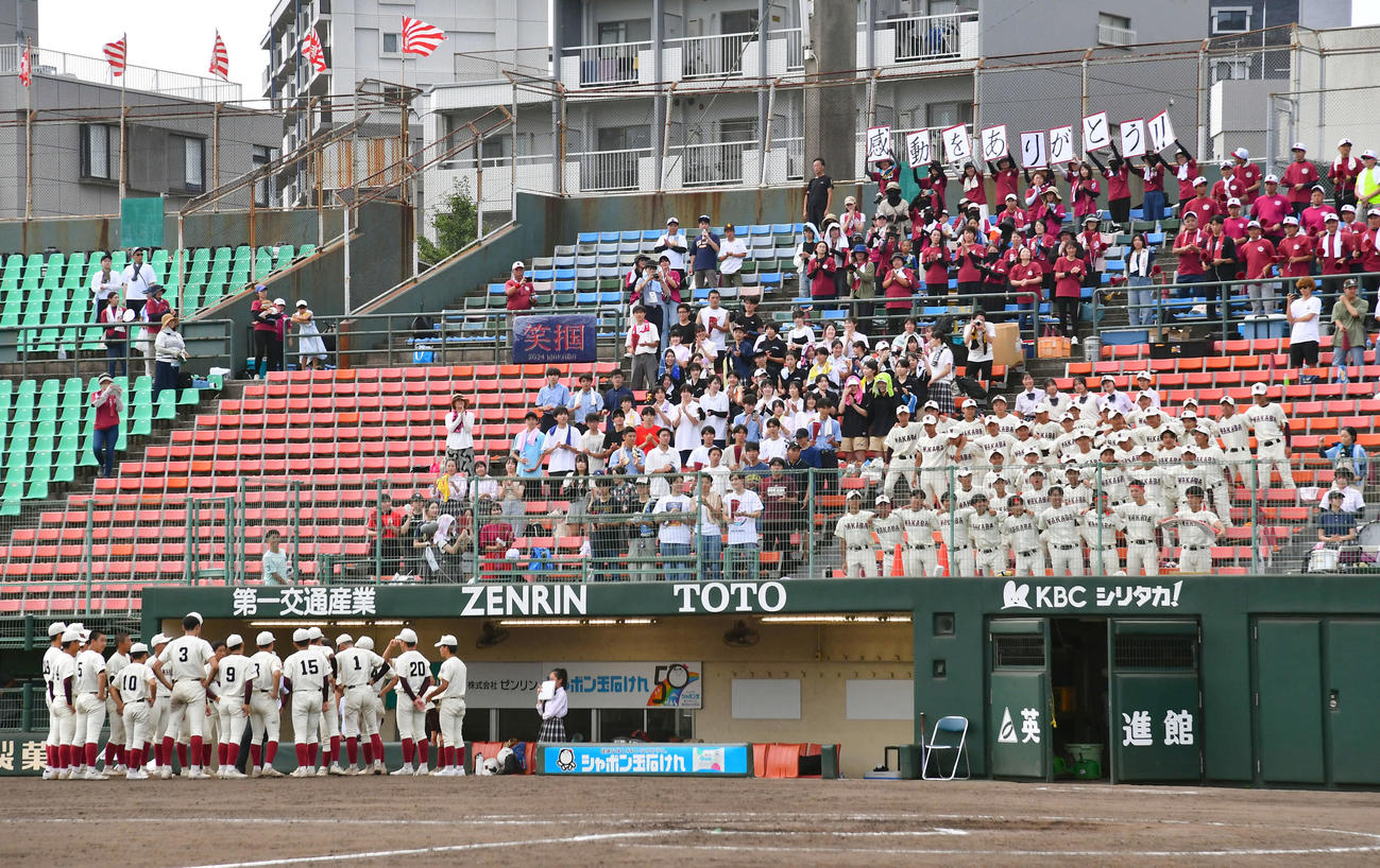 福岡大大濠対福岡大若葉　準決勝で敗れた福岡大若葉ナインに向けて「感動をありがとう！！」と書かれたボードを掲げるスタンドの応援団（撮影・岩下翔太）