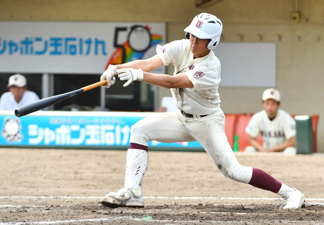 福岡大大濠対福岡大若葉　2回表福岡大大濠2死二、三塁、高田は2点適時中二塁打を放つ（撮影・岩下翔太）