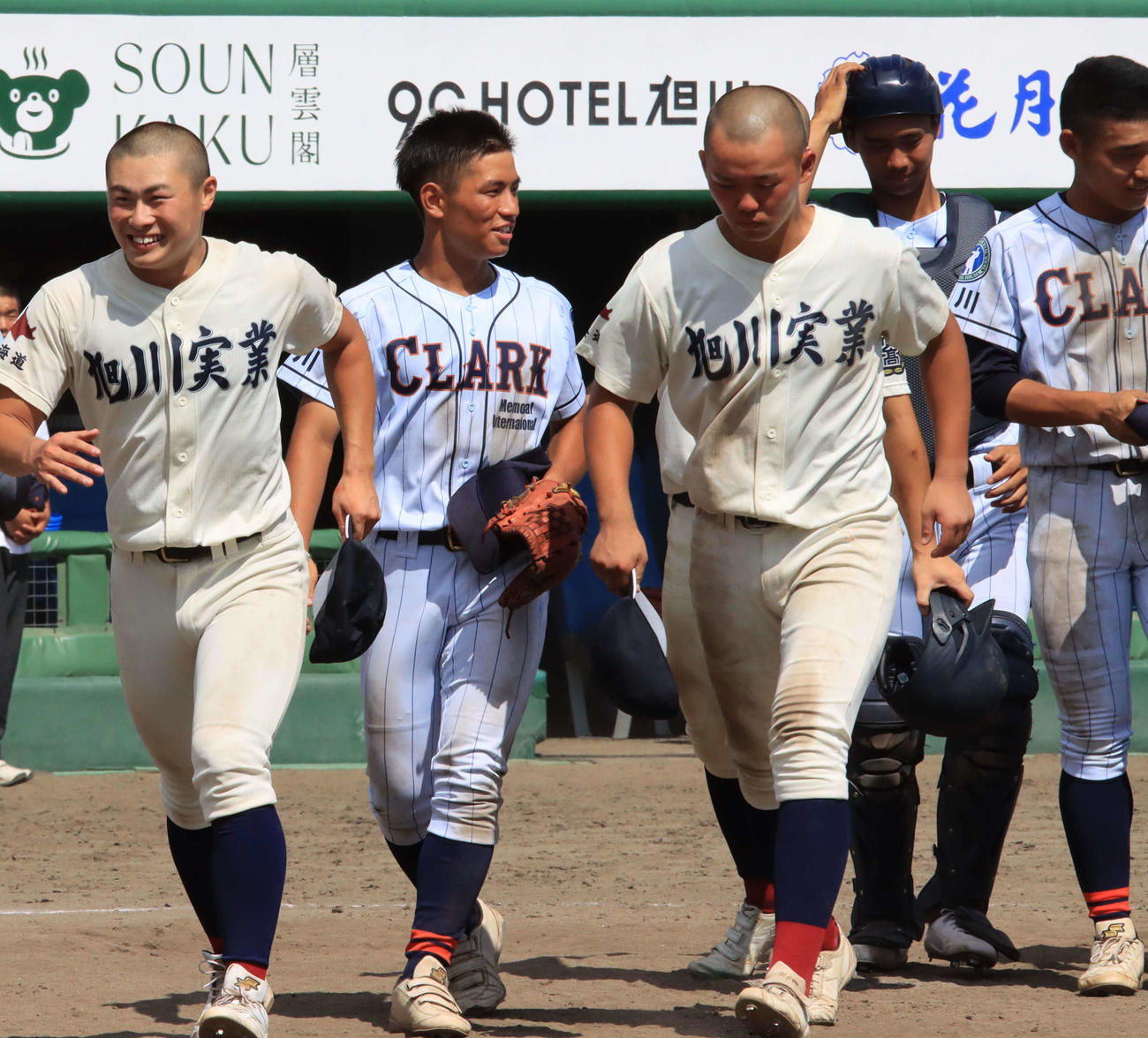 クラーク対旭川実　あいさつを終え、笑顔を見せる旭川実・田中（左端）（撮影・保坂果那）