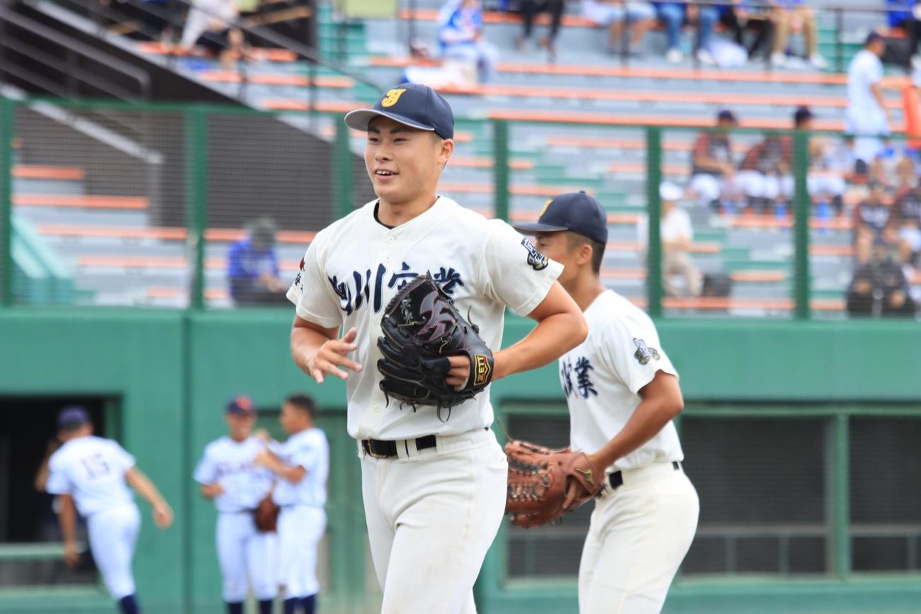 クラーク対旭川実　旭川実・田中はピンチを抑え、笑顔でベンチに戻る（撮影・保坂果那）