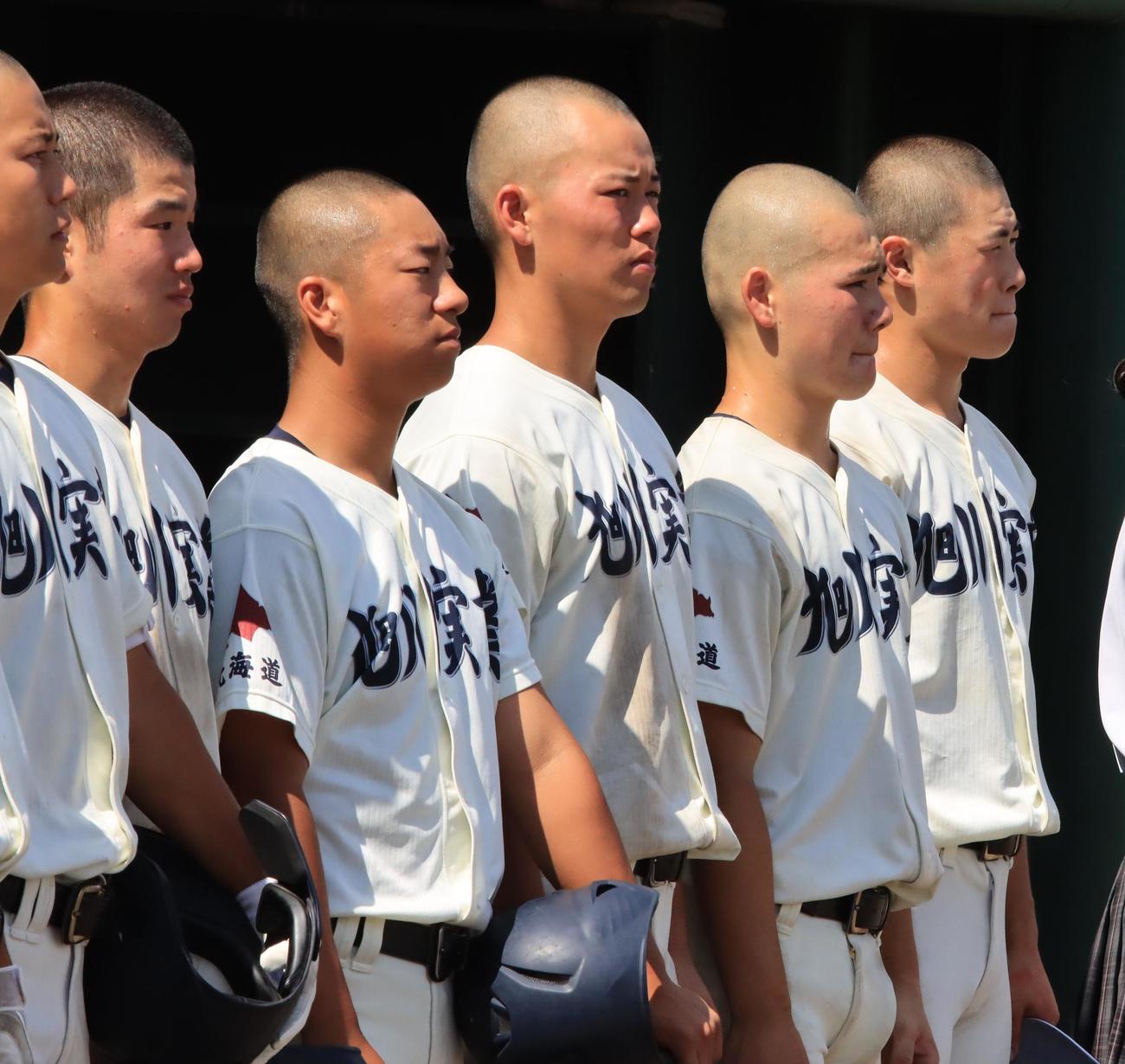 クラーク対旭川実　決勝進出を逃し、唇をかみしめながらクラークの校歌を聞く旭川実・田中（右端）（撮影・保坂果那）