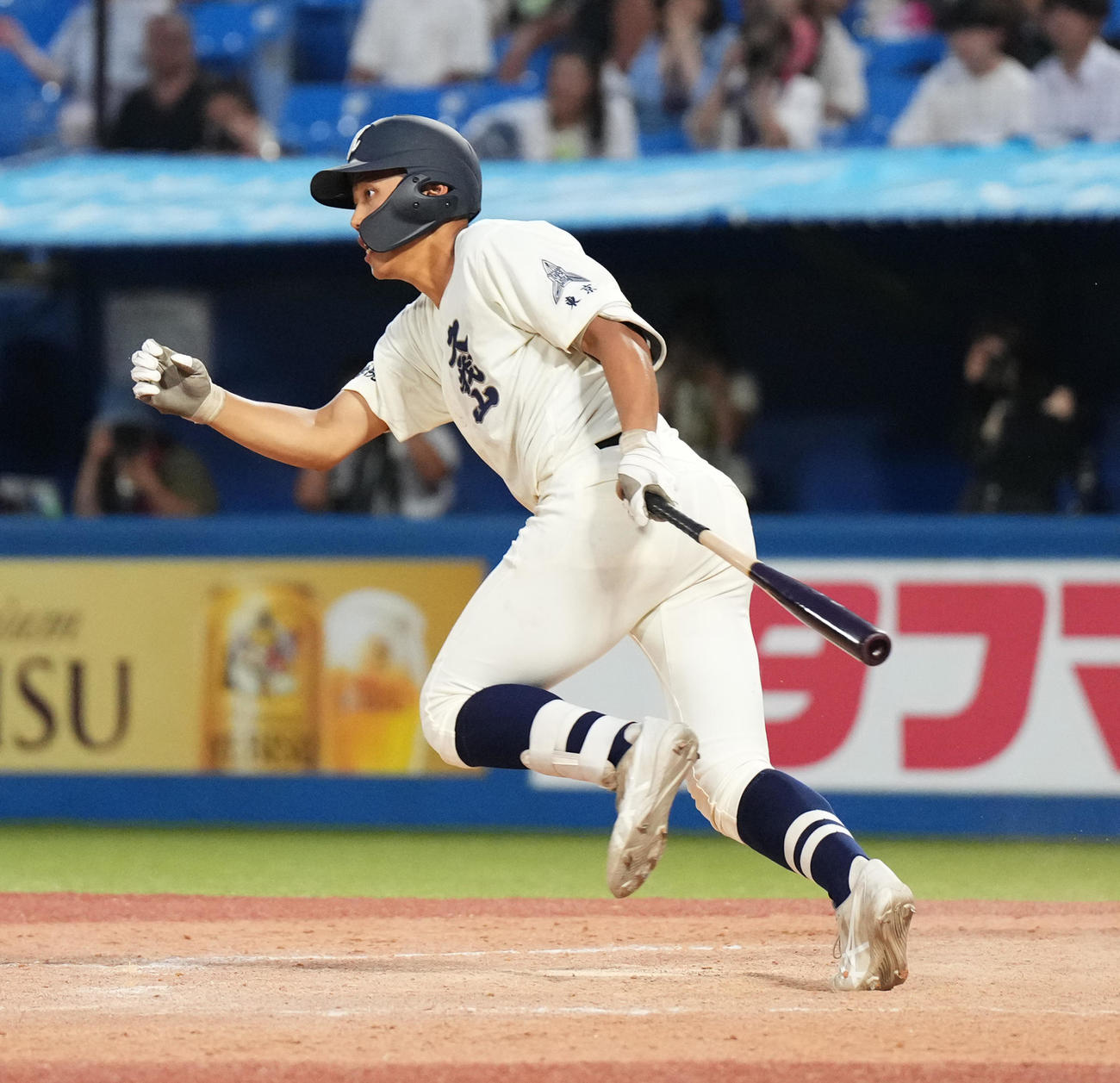 国学院久我山対早実　9回表国学院久我山2死一塁、左前打を放つ矢野（撮影・菅敏）