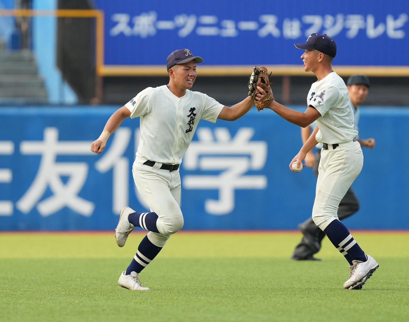 国学院久我山対早実　5回裏国学院久我山2死、山中の左飛を好捕した原（左）は、ナインにタッチで迎えられる（撮影・菅敏）