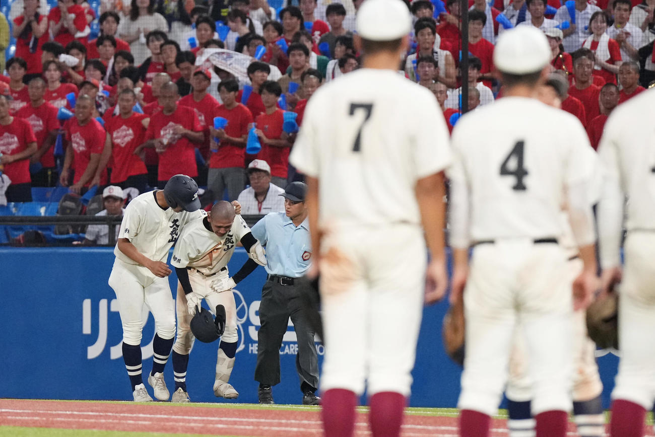 国学院久我山対早実　早実に敗れ、うなだれる国学院久我山ナイン（撮影・菅敏）