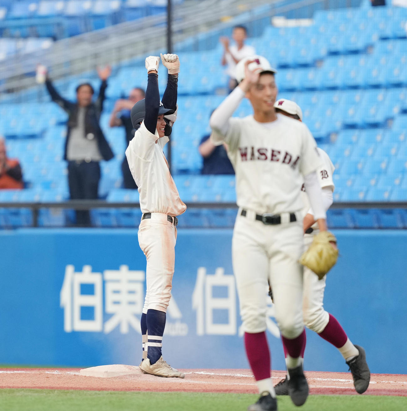 国学院久我山対早実　7回表国学院久我山2死満塁、同点の二塁内野適時打を放ち、ガッツポーズを見せる中沢（後方）（撮影・菅敏）