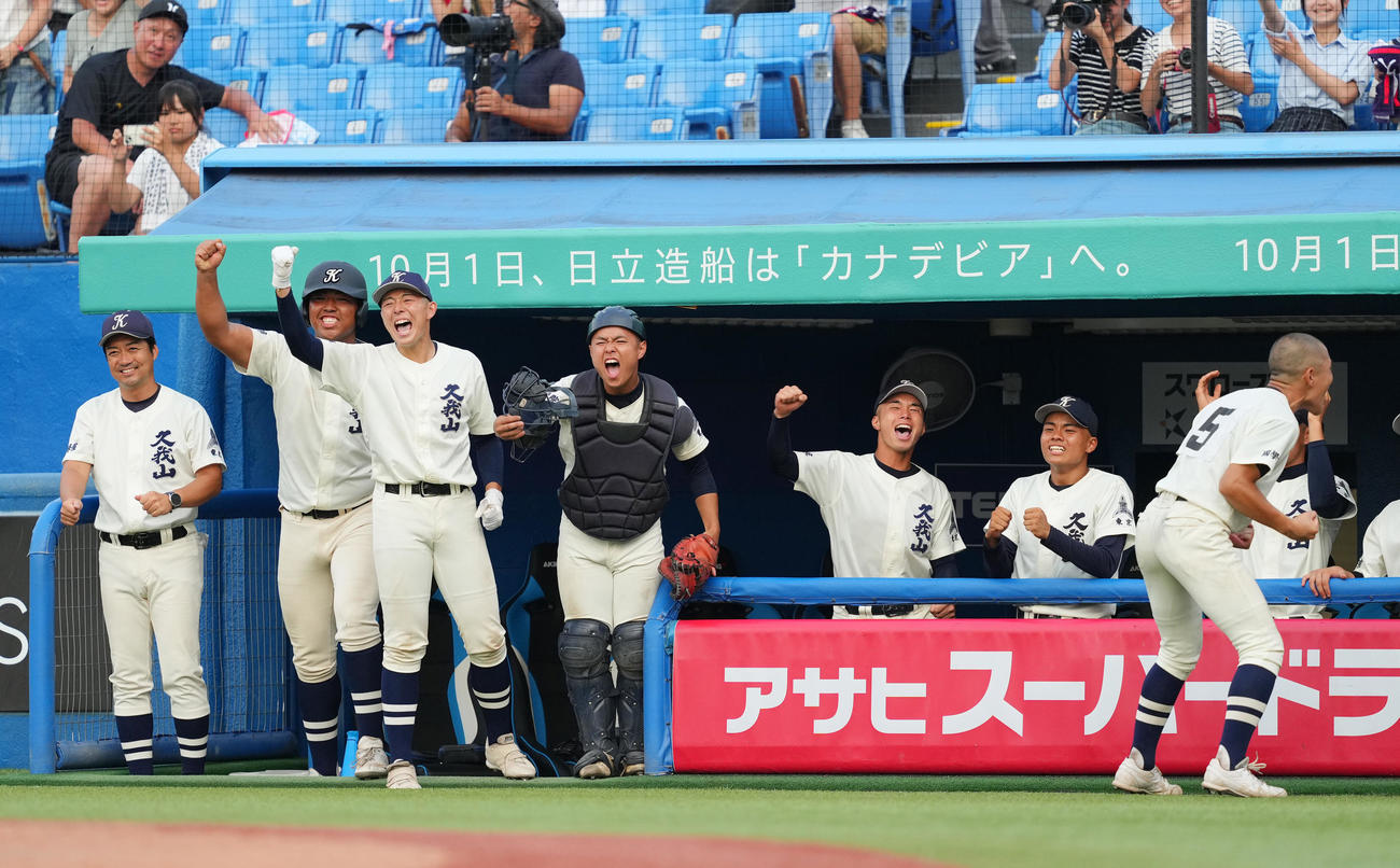7回表国学院久我山2死満塁、矢野が押し出しの四球を選び、ベンチで喜ぶナイン（撮影・菅敏）