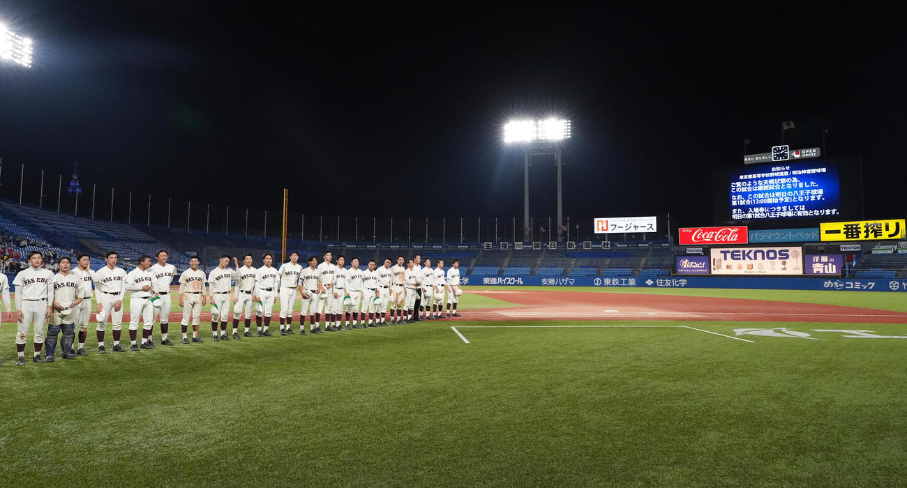 早大学院対創価　6回終了で天候悪化で継続試合となり、あいさつする早大学院の選手たち（撮影・菅敏）
