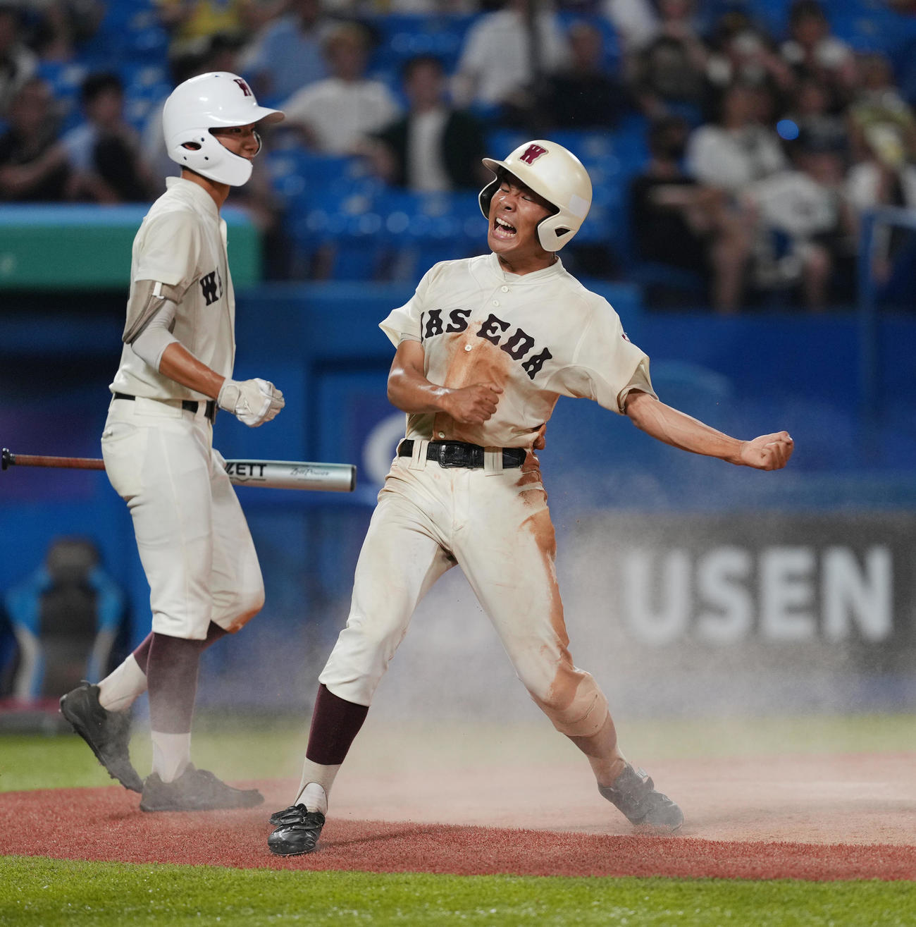 早大学院対創価　5回表早大学院1死1死二、三塁、池田の2点適時打で二塁から生還し、ガッツポーズを見せる野田（撮影・菅敏）