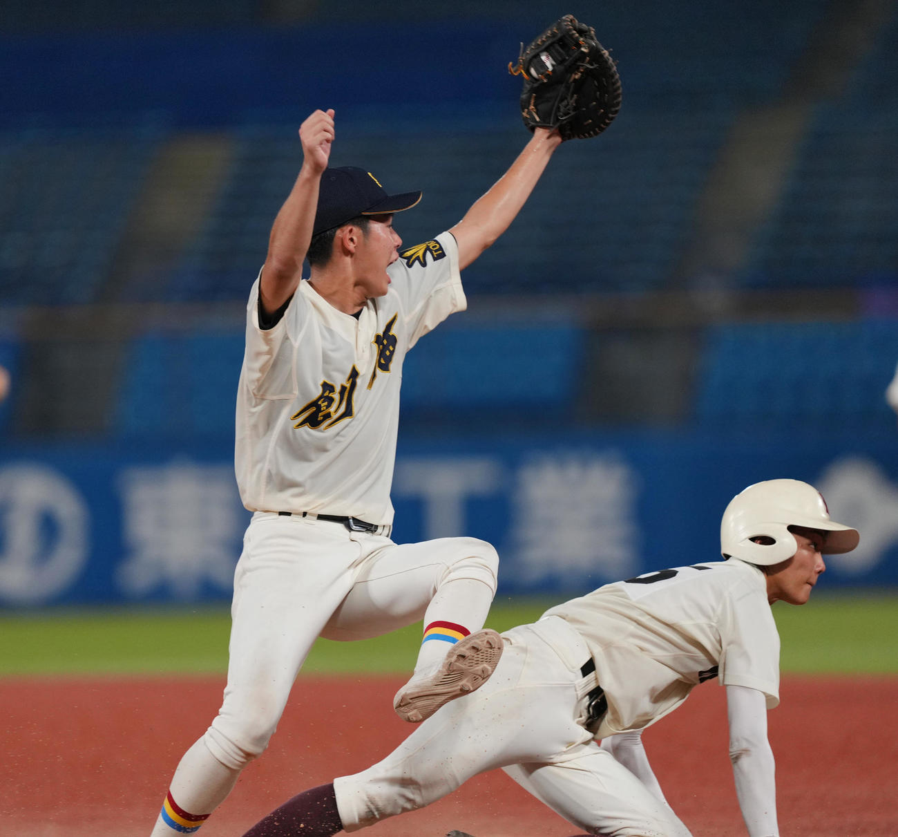 早大学院対創価　4回表早大学院1死満塁、吉村の一直を好捕した増田は、一塁走者萩原（右）を併殺する（撮影・菅敏）