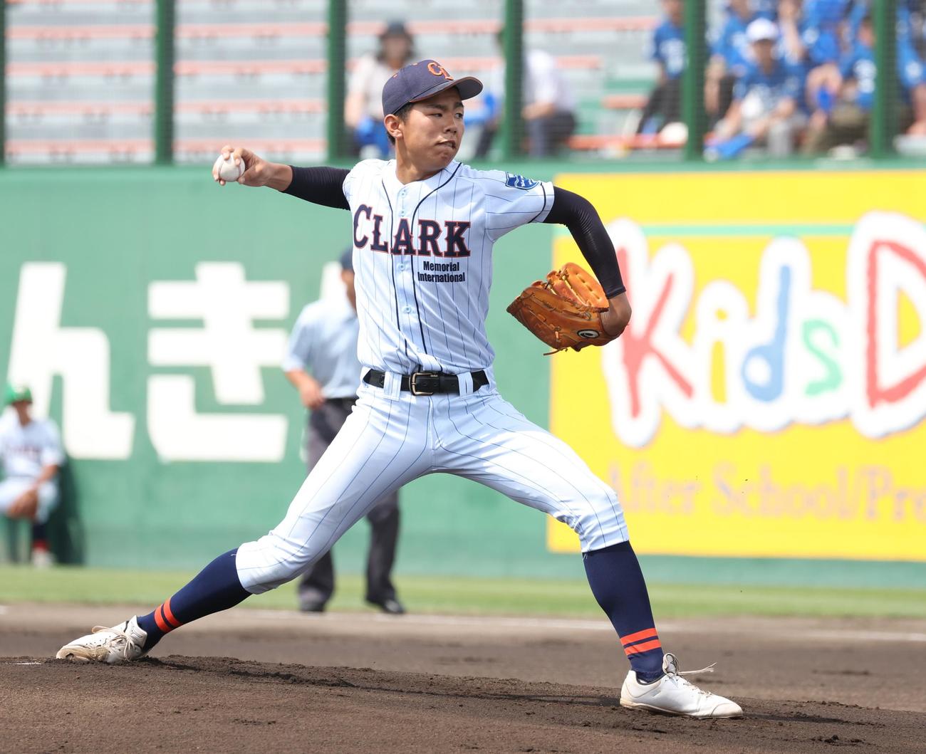 白樺学園対クラーク　クラーク先発の辻田（撮影・黒川智章）