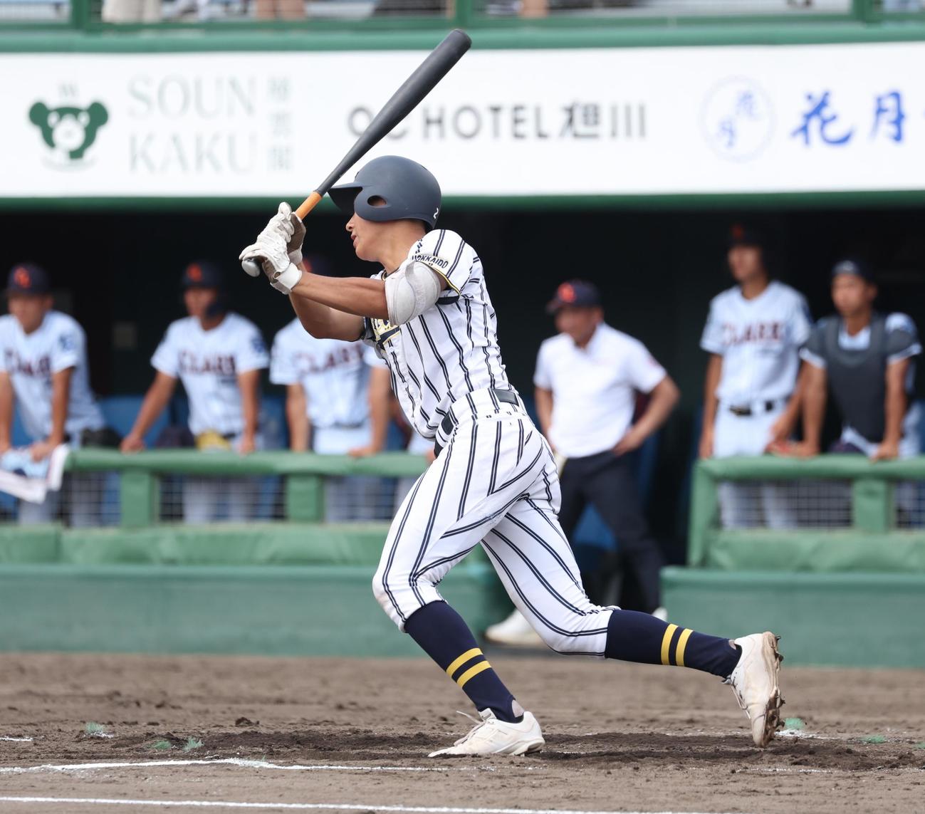白樺学園対クラーク　2回表白樺学園1死二、三塁、右前適時打を放つ浅野（撮影・黒川智章）