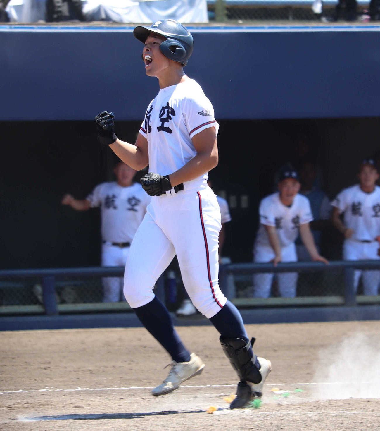 日本航空対東海大甲府　3回に3点本塁打を放ち、ガッツポーズをして生還する日本航空・中西