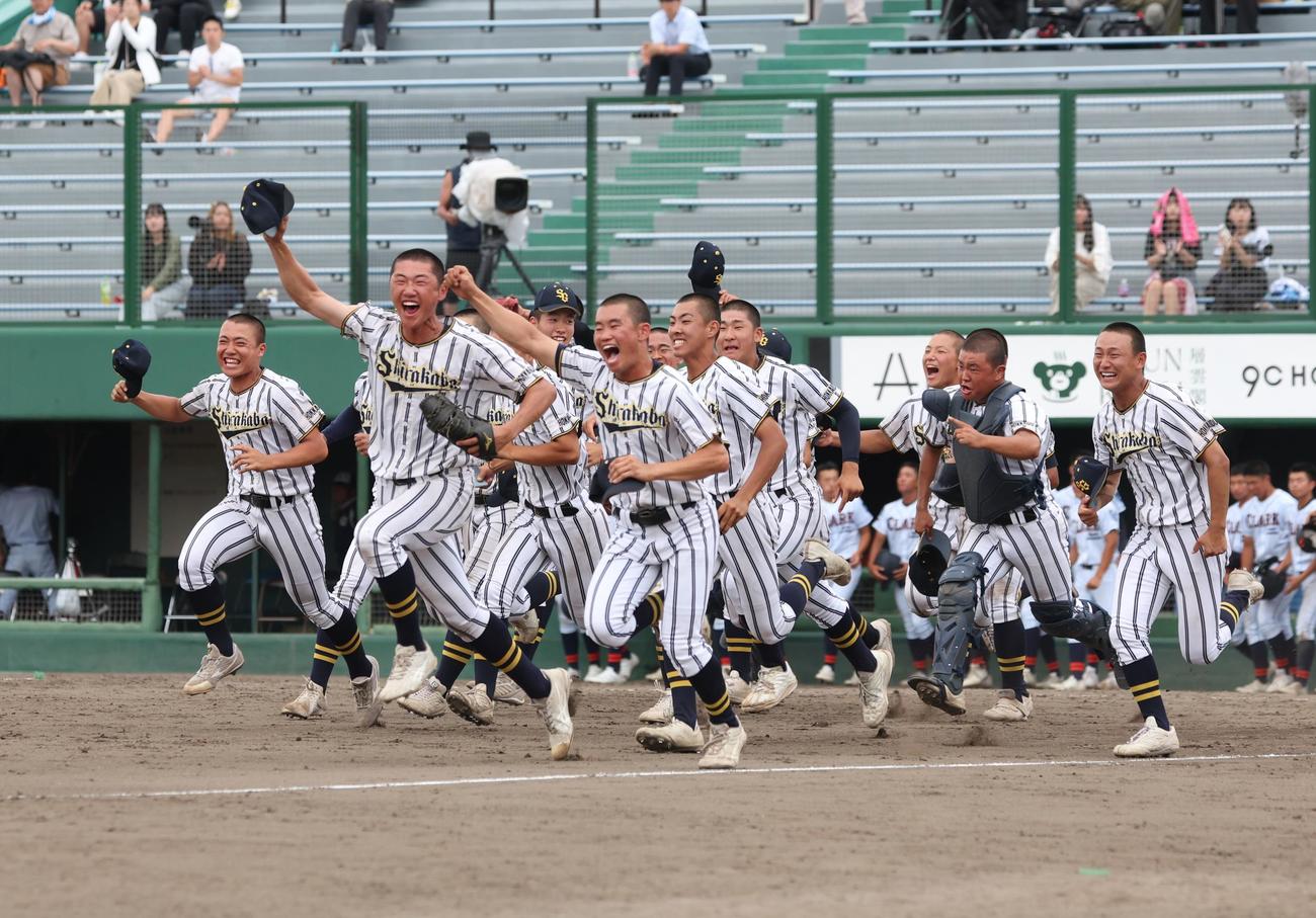 白樺学園対クラーク　優勝し歓喜する白樺学園ナイン（撮影・黒川智章）
