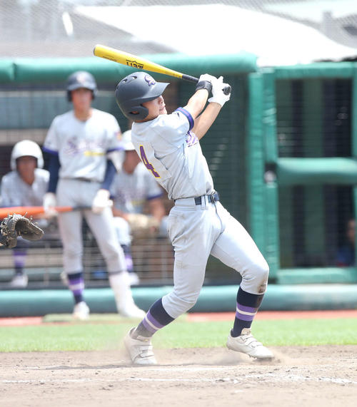 仙台育英対聖和学園 3回表聖和学園1死満塁で勝ちこしの犠飛を放つ聖和学園・大場(撮影・木村有優)