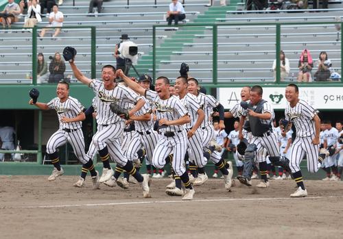 白樺学園対クラーク 優勝し歓喜する白樺学園ナイン(撮影・黒川智章)