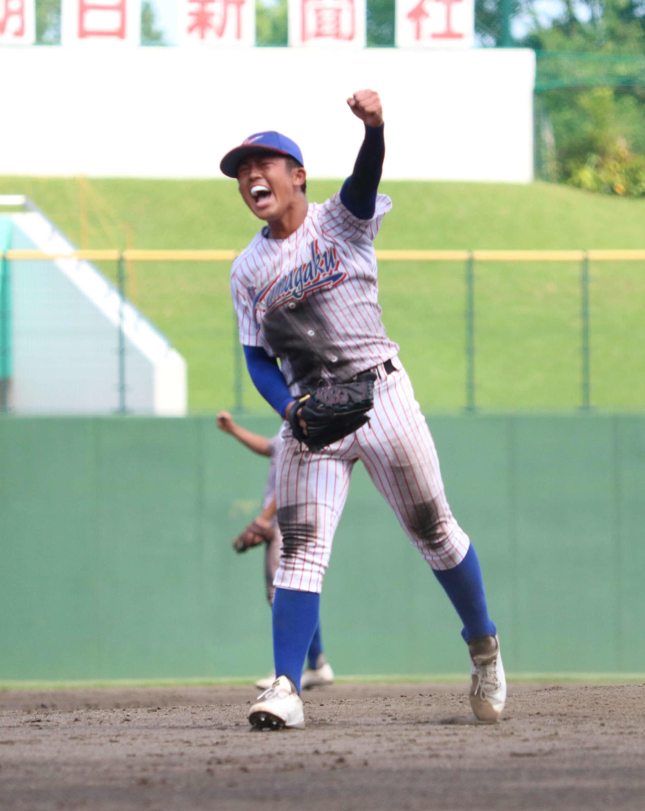 山村学園対聖望学園　最後の打者を打ち取り、ガッツポーズする山村学園・西川（撮影・野見山拓樹）