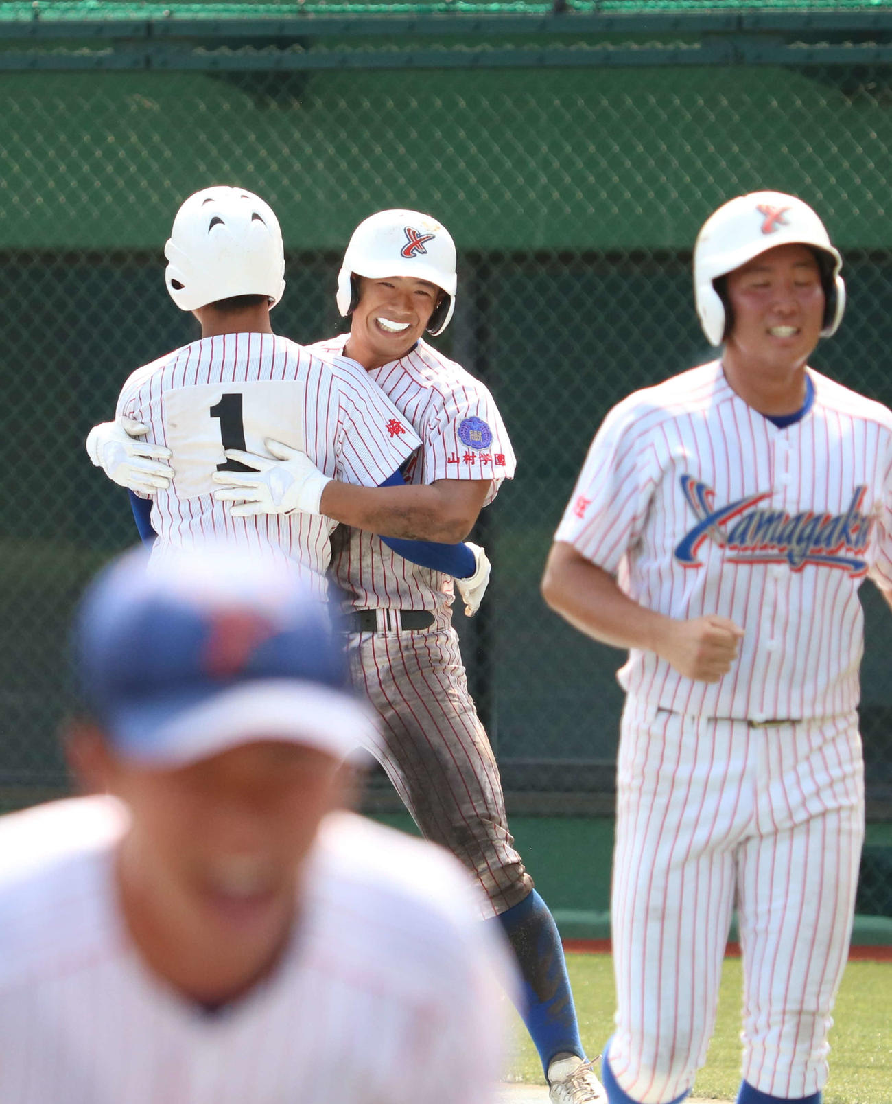 山村学園対聖望学園　9回表山村学園1死一、二塁、勝ち越し打を放ち、西川歩（左）と抱き合う横田蒼和（左から2番目）（撮影・野見山拓樹）