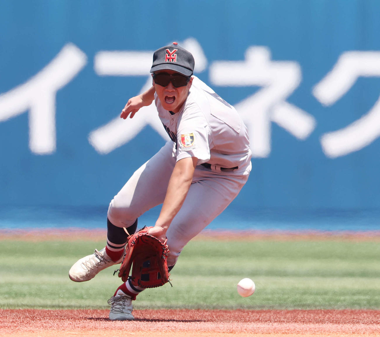 武相対横浜　6回表武相1死、平野の二ゴロを一塁に送球する奥村凌（撮影・宮地輝）