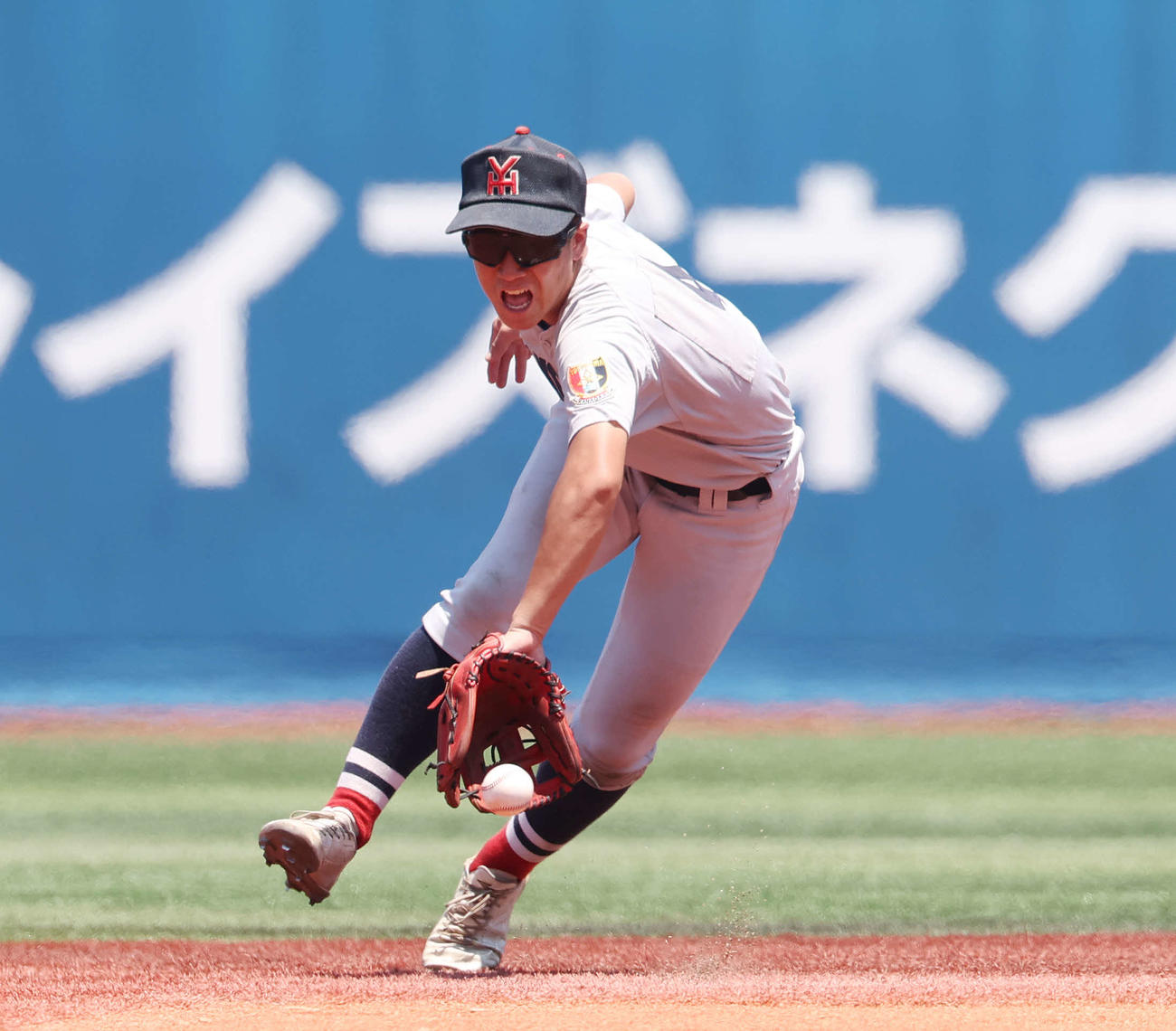 武相対横浜　6回表武相1死、平野の二ゴロを一塁に送球する奥村凌（撮影・宮地輝）