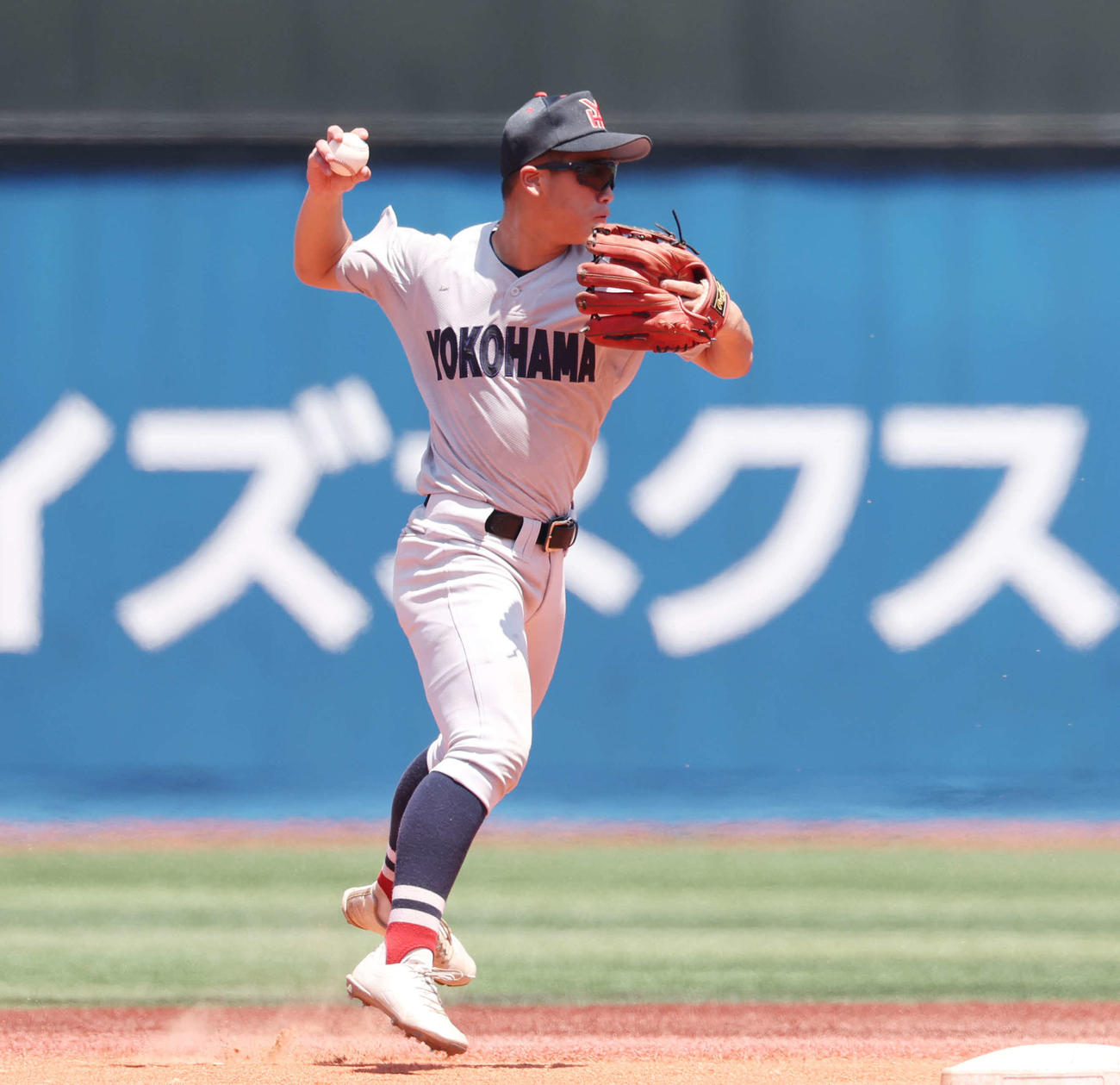 武相対横浜　6回表武相1死、平野の二ゴロを一塁に送球する奥村凌（撮影・宮地輝）