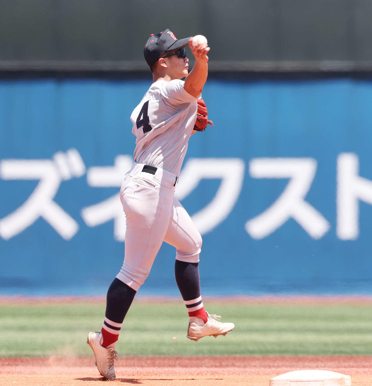 武相対横浜　6回表武相1死、平野の二ゴロを一塁に送球する奥村凌（撮影・宮地輝）