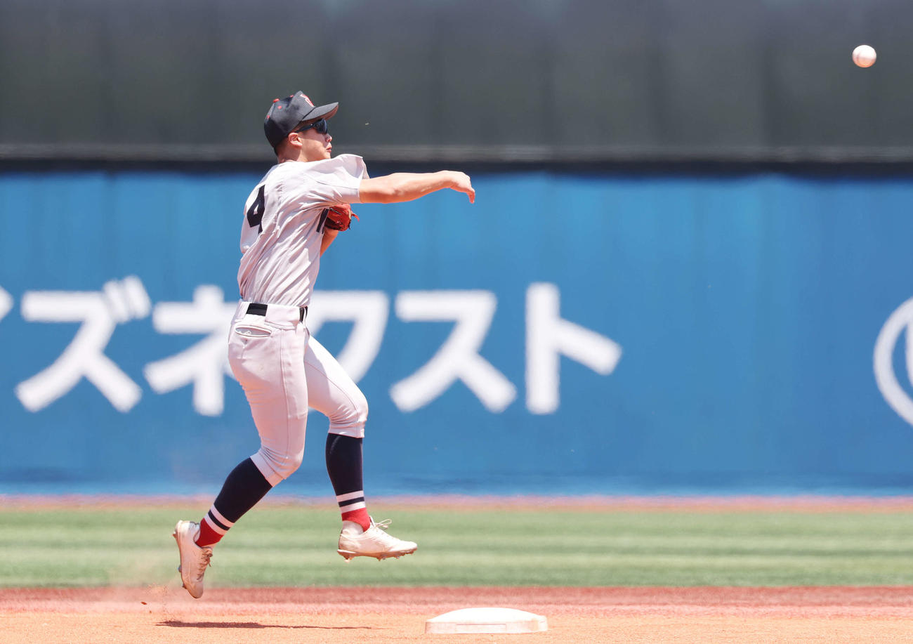 武相対横浜　6回表武相1死、平野の二ゴロを一塁に送球する奥村凌（撮影・宮地輝）