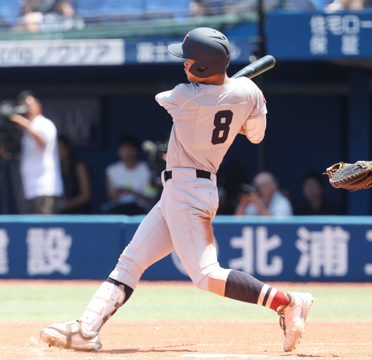 武相対横浜　5回裏横浜2死二塁、右適時打を放つ阿部（撮影・宮地輝）