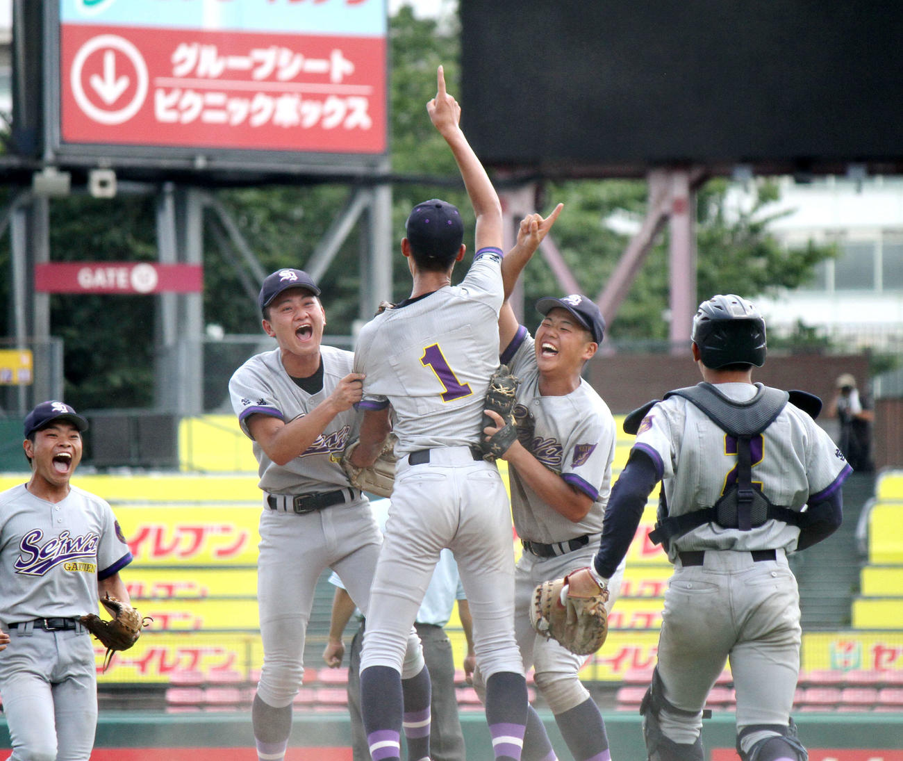 聖和学園対仙台育英　最後の打者を左飛に仕留めた聖和学園・千葉の周りに集まり歓喜する聖和学園ナイン（撮影・木村有優）